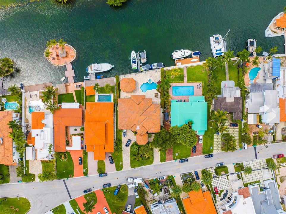 For Sale: $5,995,000 (6 beds, 6 baths, 4871 Square Feet)