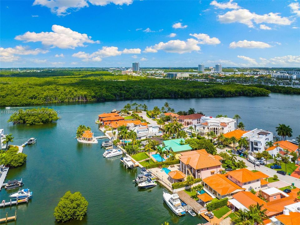 For Sale: $5,995,000 (6 beds, 6 baths, 4871 Square Feet)