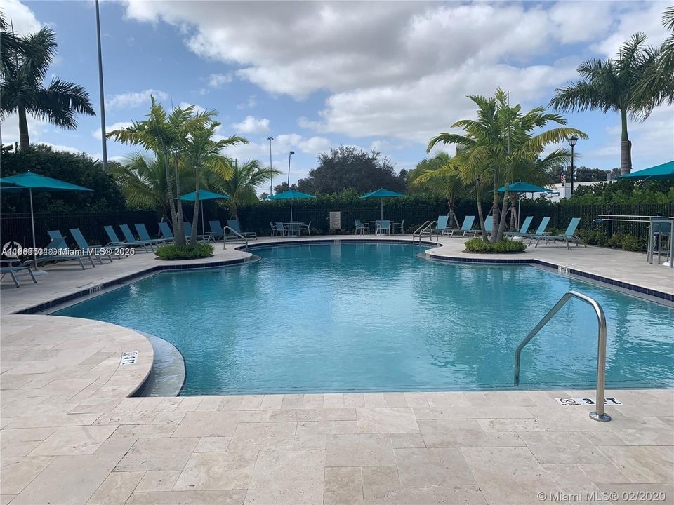 合同活跃: $3,300 (3 贝兹, 2 浴室, 1692 平方英尺)