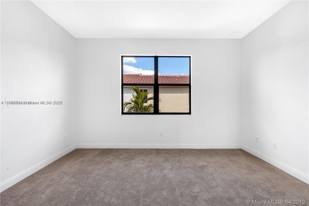 合同活跃: $3,300 (3 贝兹, 2 浴室, 1692 平方英尺)