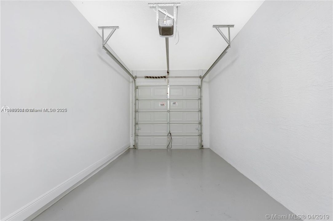 合同活跃: $3,300 (3 贝兹, 2 浴室, 1692 平方英尺)