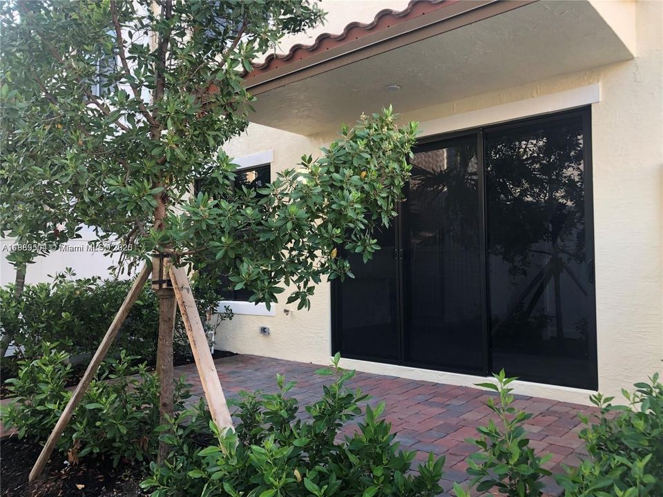 合同活跃: $3,300 (3 贝兹, 2 浴室, 1692 平方英尺)