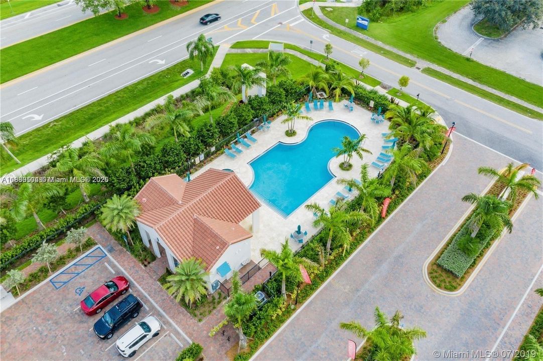 合同活跃: $3,300 (3 贝兹, 2 浴室, 1692 平方英尺)