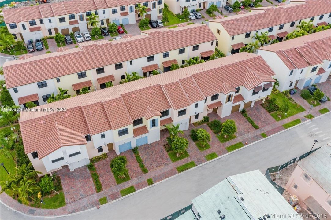 合同活跃: $3,300 (3 贝兹, 2 浴室, 1692 平方英尺)