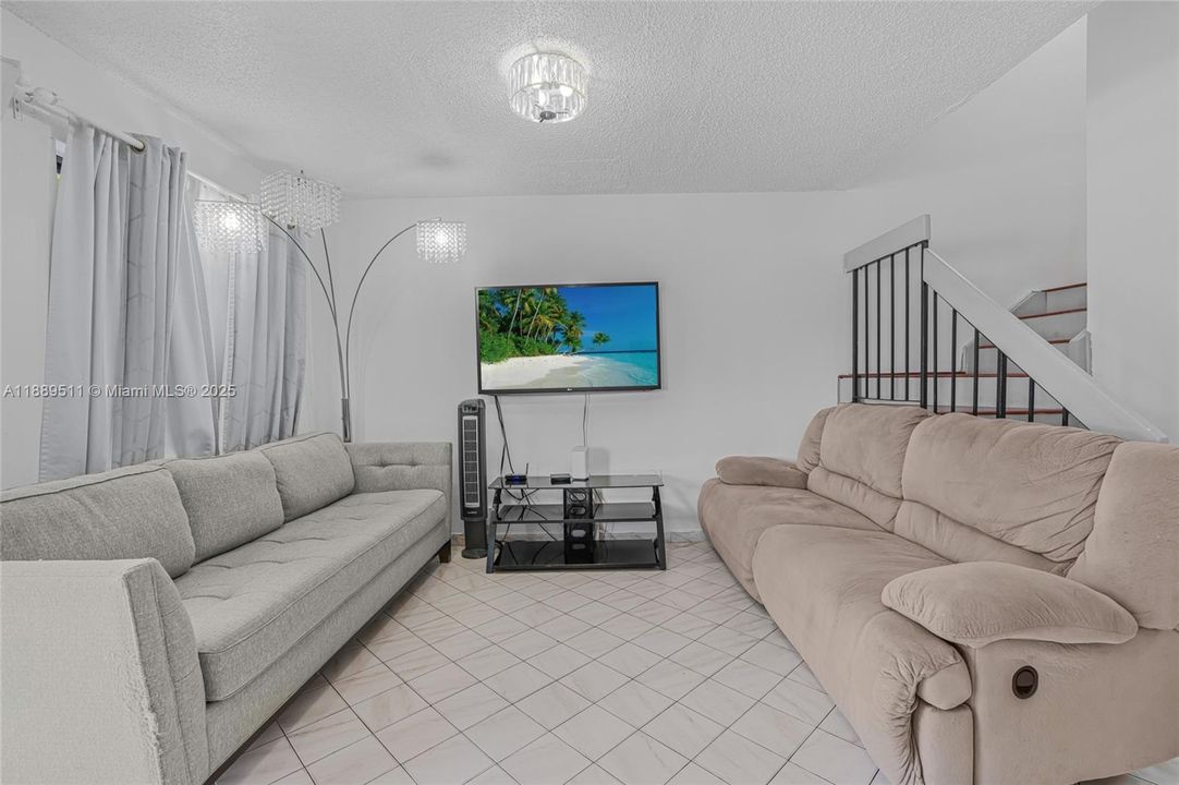 Activo con contrato: $365,000 (3 camas, 2 baños, 1313 Pies cuadrados)