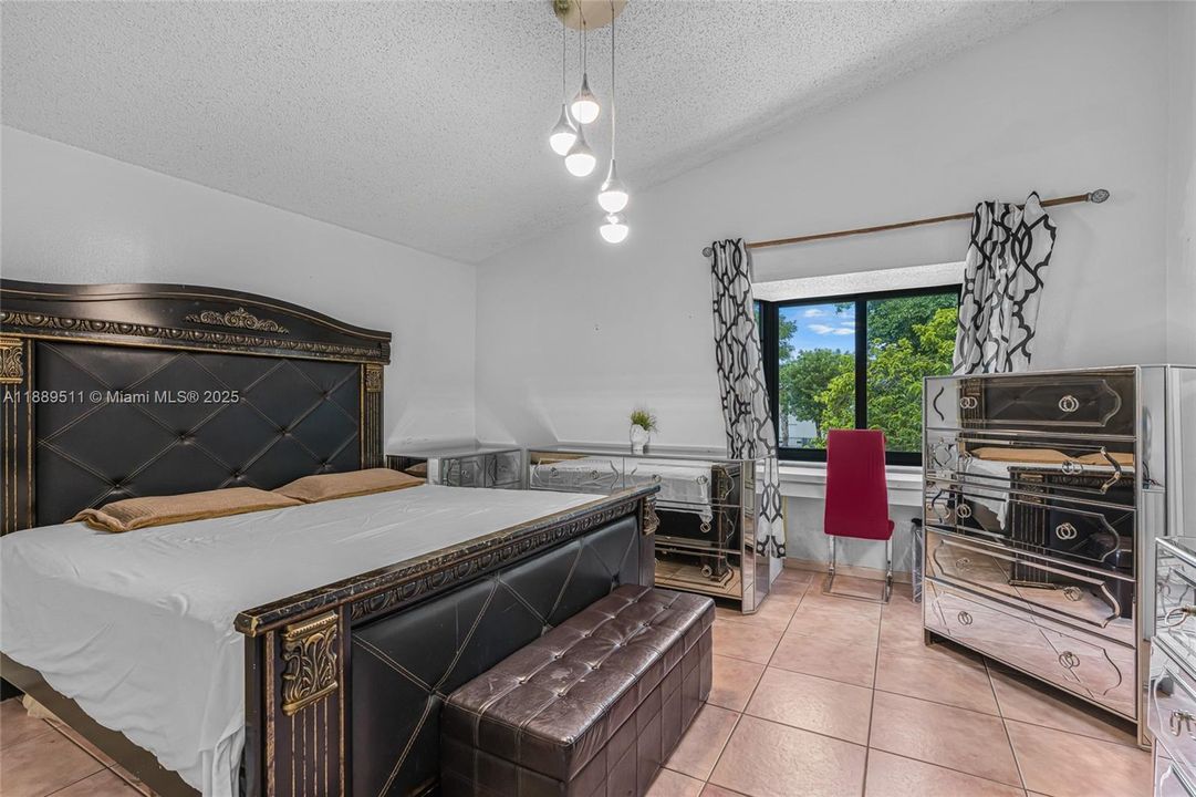 Activo con contrato: $365,000 (3 camas, 2 baños, 1313 Pies cuadrados)