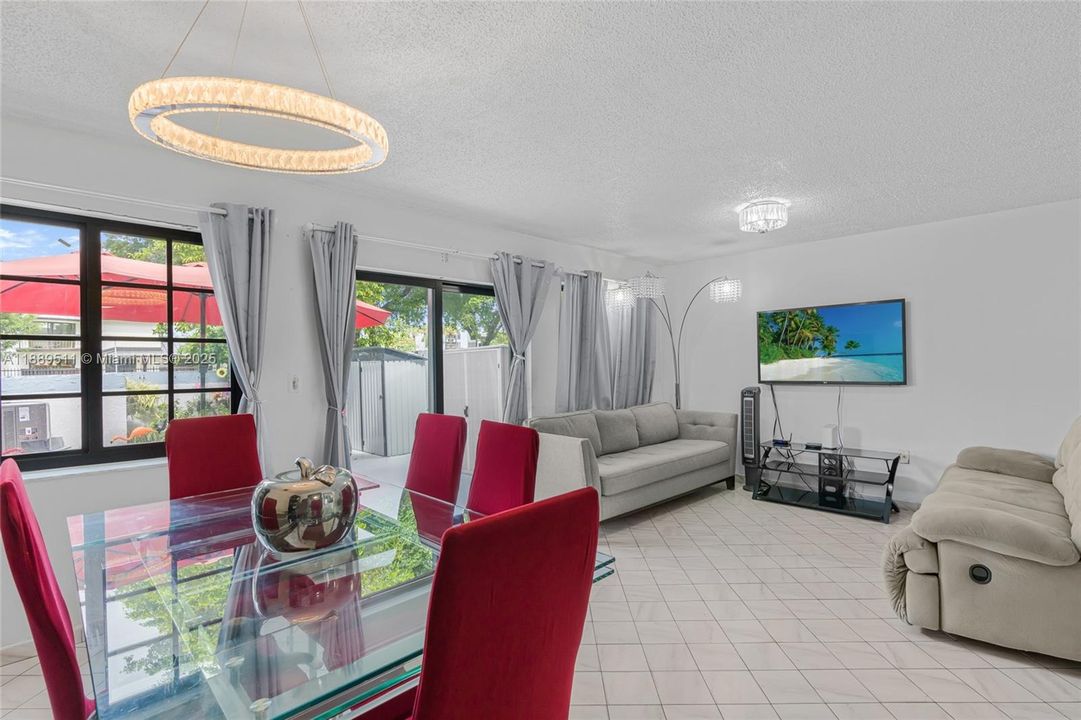 Activo con contrato: $365,000 (3 camas, 2 baños, 1313 Pies cuadrados)