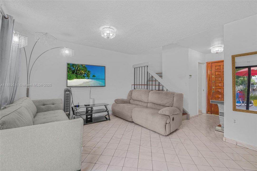 Activo con contrato: $365,000 (3 camas, 2 baños, 1313 Pies cuadrados)