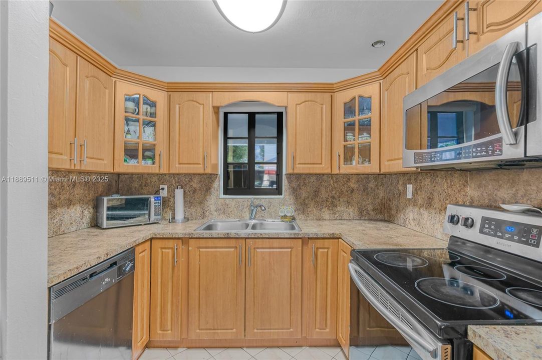 Activo con contrato: $365,000 (3 camas, 2 baños, 1313 Pies cuadrados)