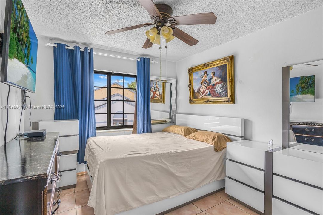 Activo con contrato: $365,000 (3 camas, 2 baños, 1313 Pies cuadrados)