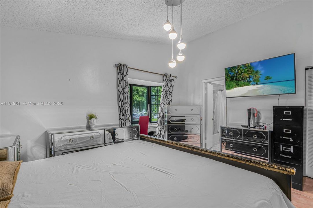 Activo con contrato: $365,000 (3 camas, 2 baños, 1313 Pies cuadrados)