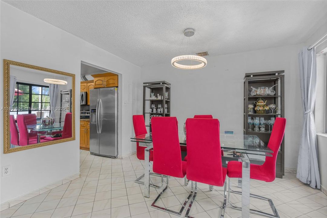 Activo con contrato: $365,000 (3 camas, 2 baños, 1313 Pies cuadrados)