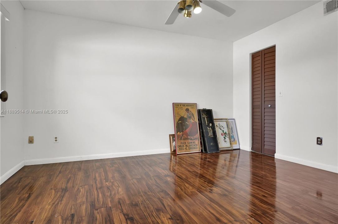 合同活跃: $225,000 (3 贝兹, 2 浴室, 1125 平方英尺)