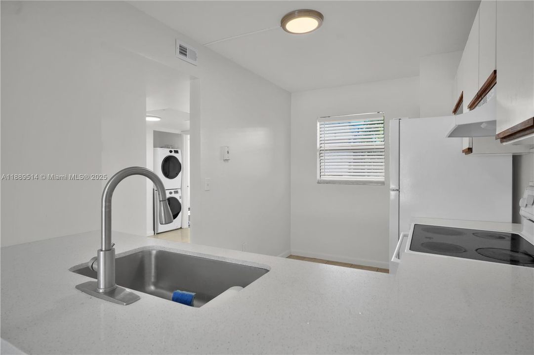 合同活跃: $225,000 (3 贝兹, 2 浴室, 1125 平方英尺)