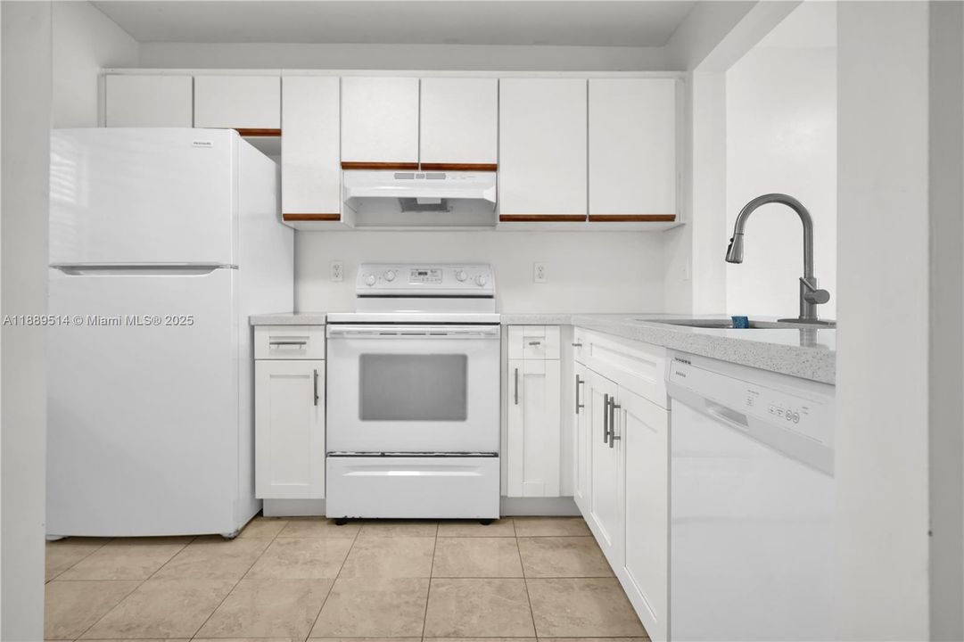 合同活跃: $225,000 (3 贝兹, 2 浴室, 1125 平方英尺)