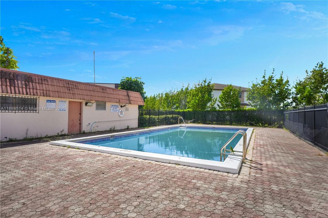 合同活跃: $225,000 (3 贝兹, 2 浴室, 1125 平方英尺)