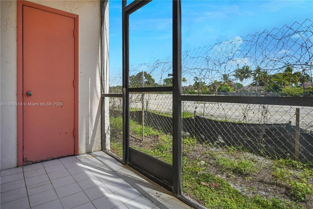 合同活跃: $225,000 (3 贝兹, 2 浴室, 1125 平方英尺)