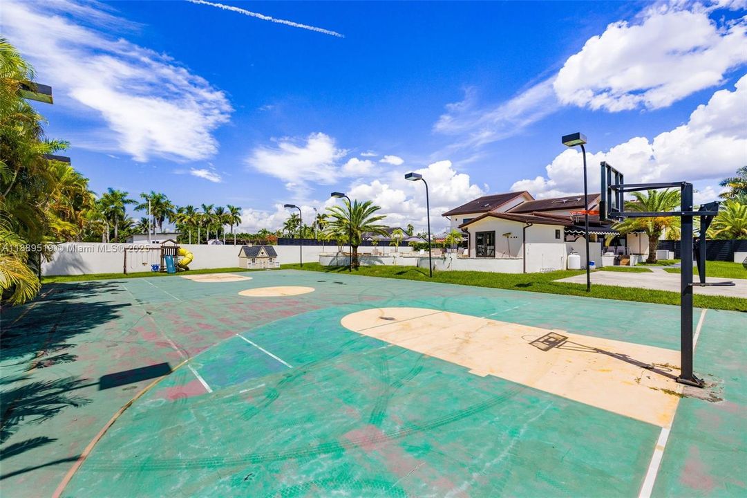 For Sale: $3,099,999 (5 beds, 4 baths, 7631 Square Feet)