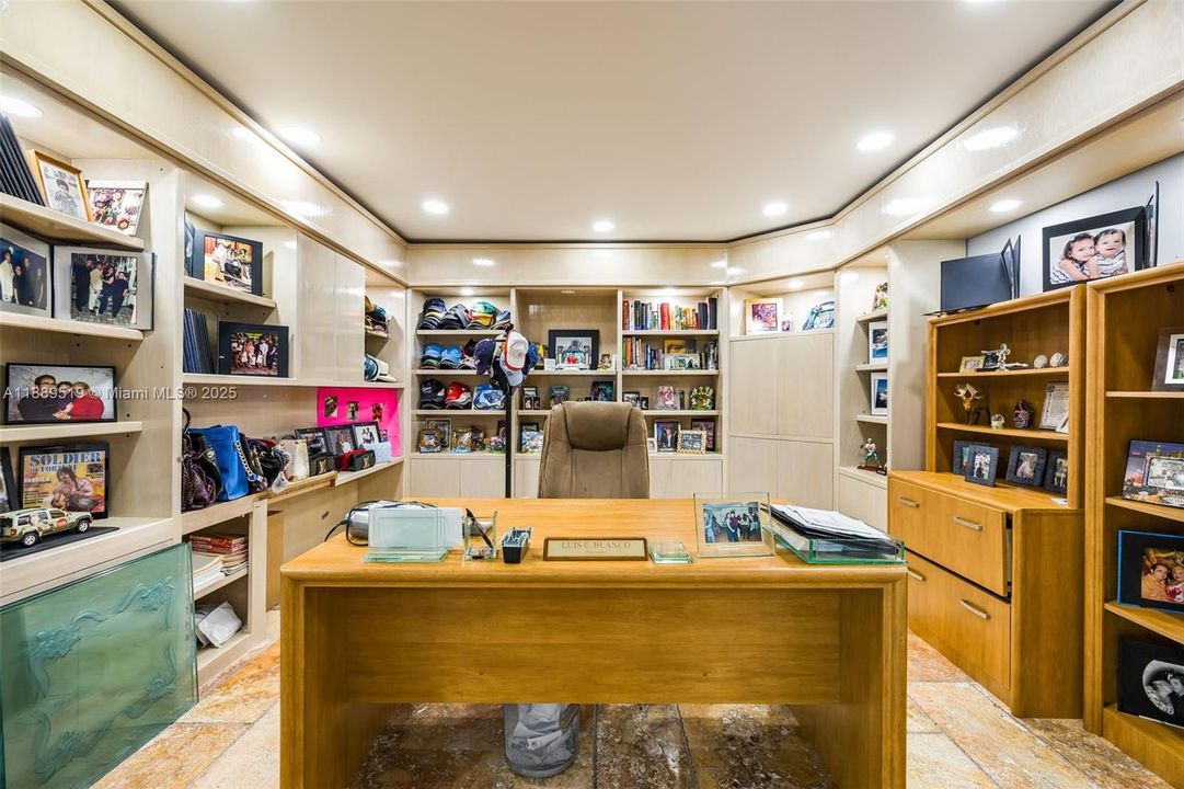 For Sale: $3,099,999 (5 beds, 4 baths, 7631 Square Feet)