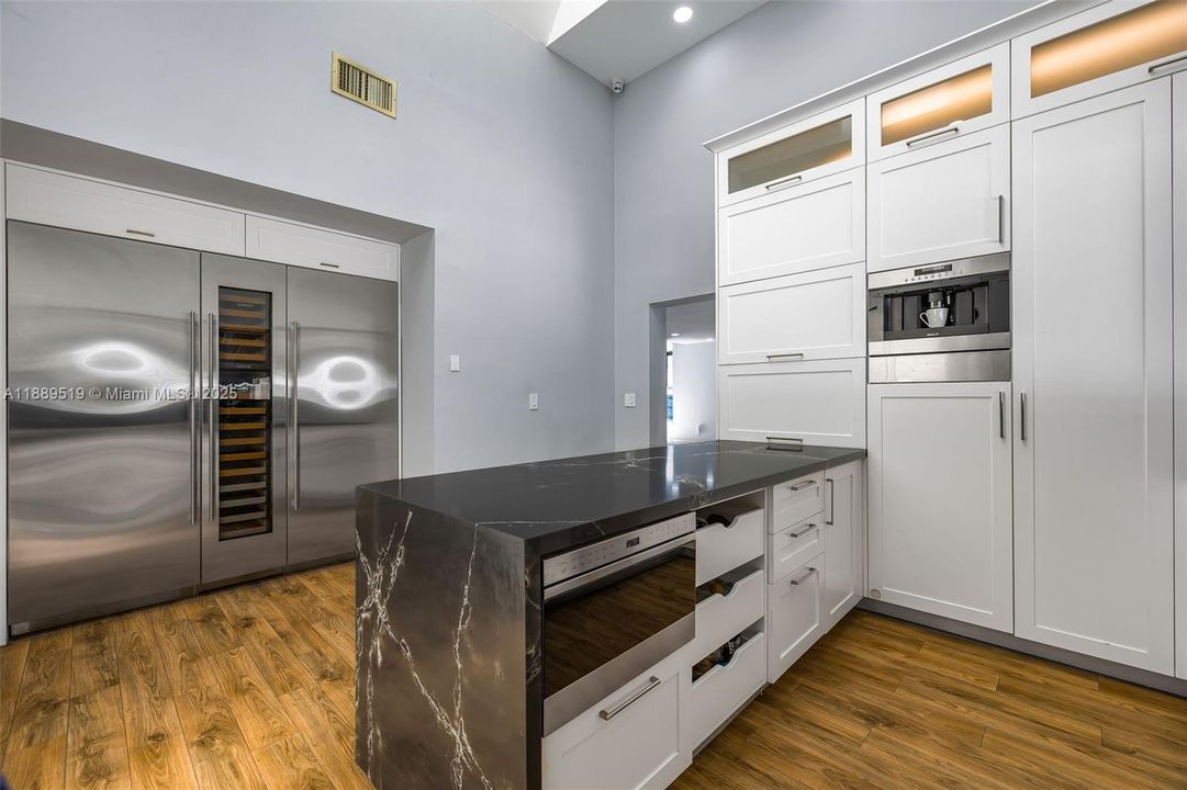 For Sale: $3,099,999 (5 beds, 4 baths, 7631 Square Feet)