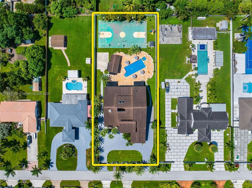 For Sale: $3,099,999 (5 beds, 4 baths, 7631 Square Feet)