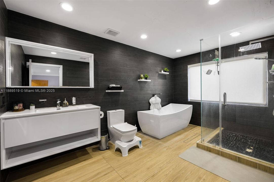 For Sale: $3,099,999 (5 beds, 4 baths, 7631 Square Feet)