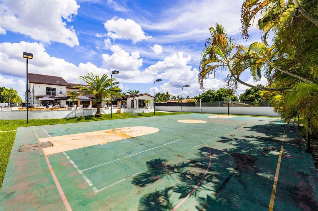 For Sale: $3,099,999 (5 beds, 4 baths, 7631 Square Feet)