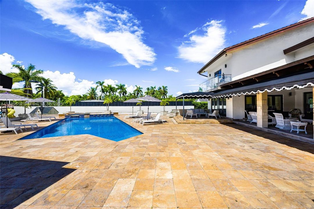 For Sale: $3,099,999 (5 beds, 4 baths, 7631 Square Feet)