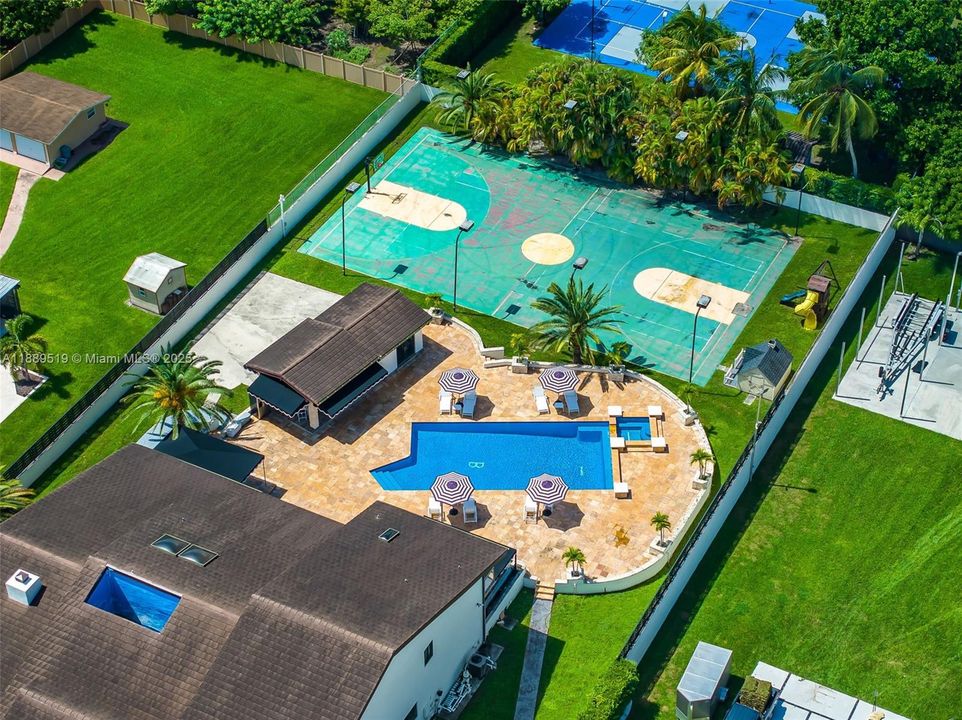 For Sale: $3,099,999 (5 beds, 4 baths, 7631 Square Feet)