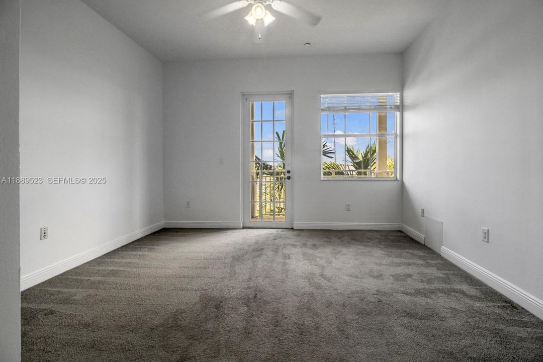 Mainbedroom with balcony