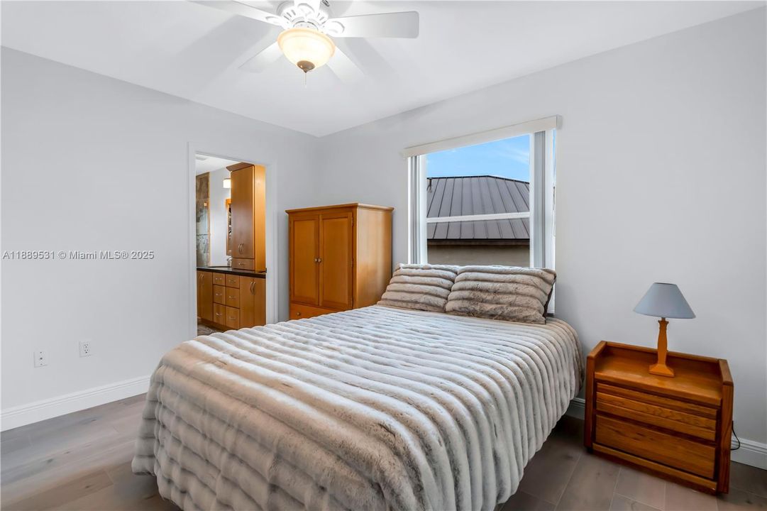 Activo con contrato: $930,000 (4 camas, 3 baños, 2870 Pies cuadrados)