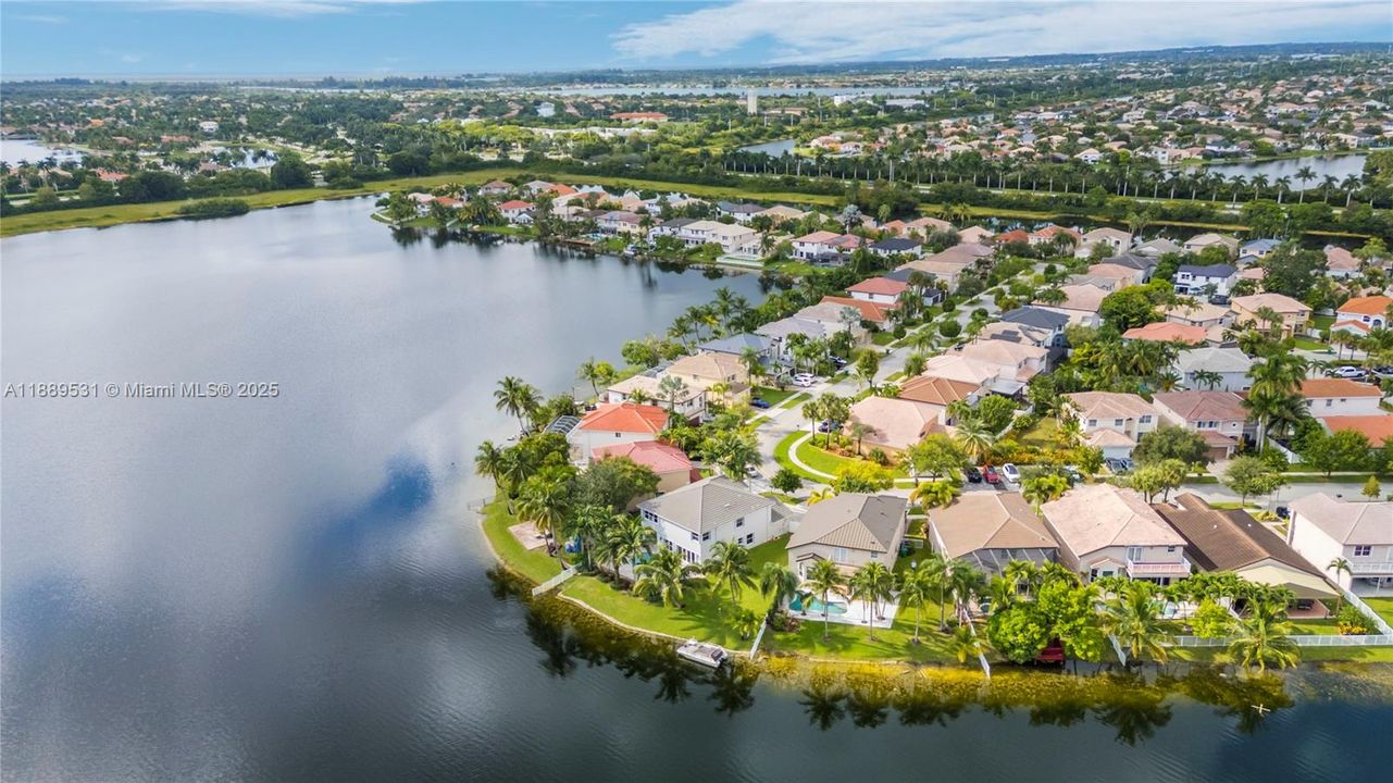 Activo con contrato: $930,000 (4 camas, 3 baños, 2870 Pies cuadrados)