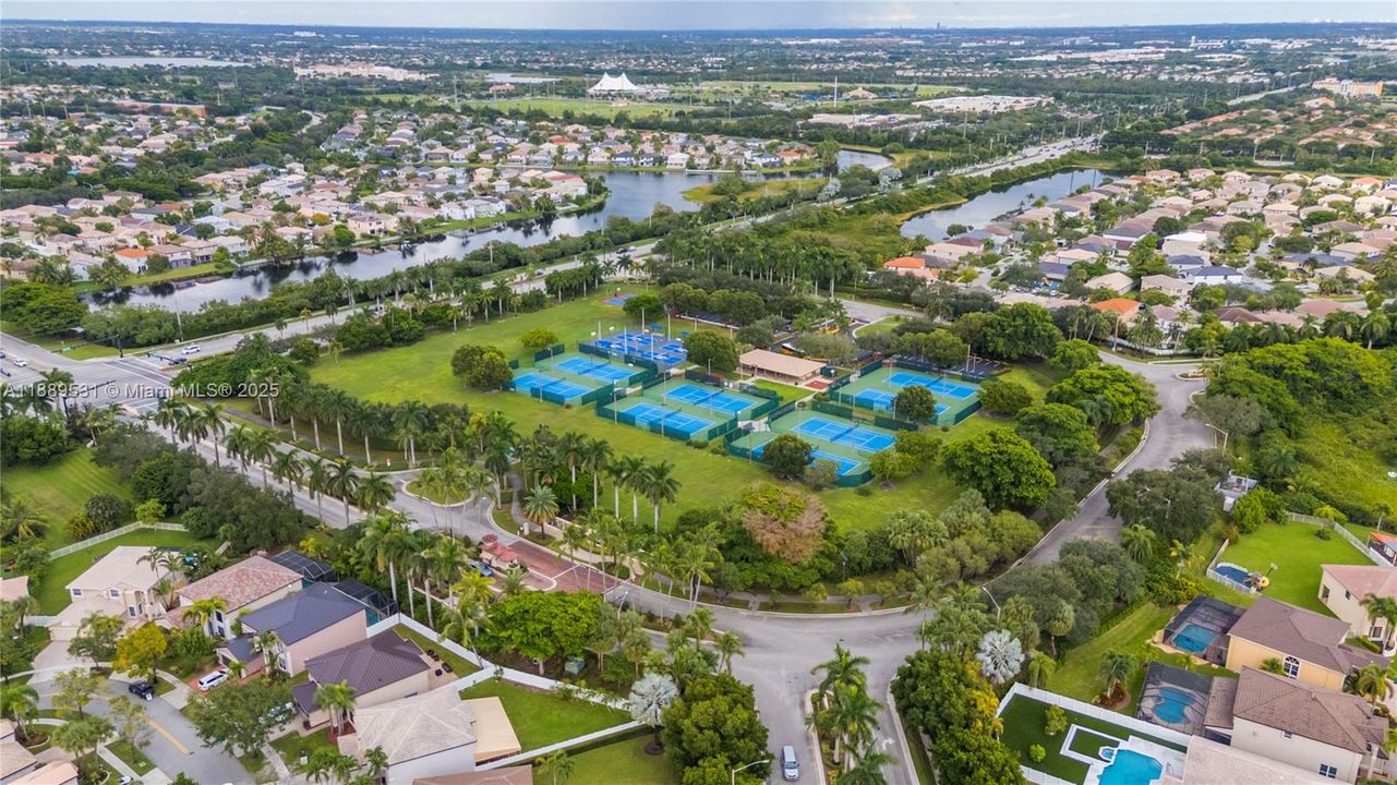 Activo con contrato: $930,000 (4 camas, 3 baños, 2870 Pies cuadrados)