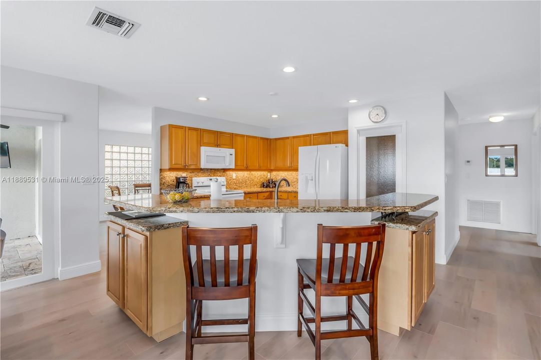 Activo con contrato: $930,000 (4 camas, 3 baños, 2870 Pies cuadrados)