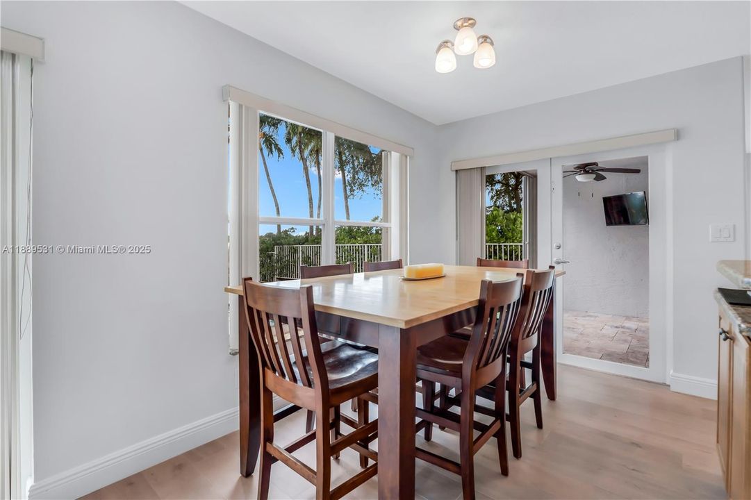 Activo con contrato: $930,000 (4 camas, 3 baños, 2870 Pies cuadrados)