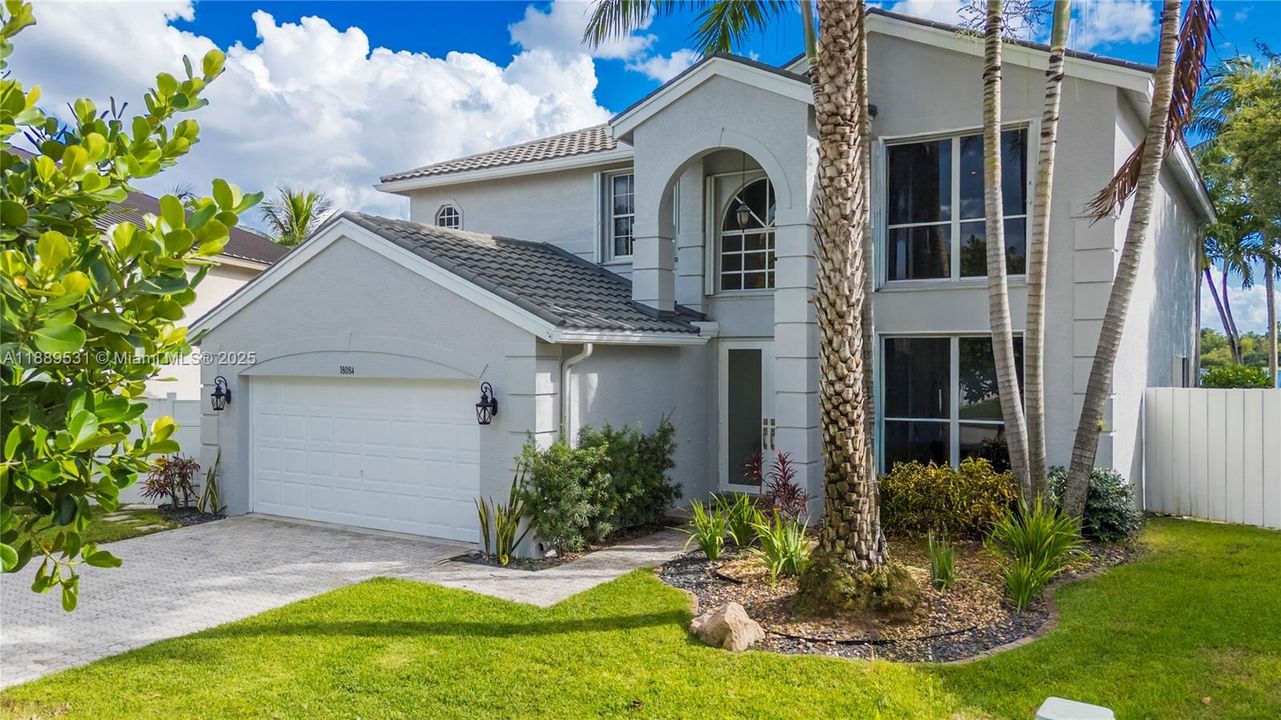 Activo con contrato: $930,000 (4 camas, 3 baños, 2870 Pies cuadrados)