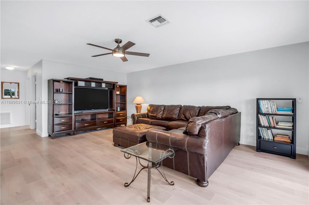 Activo con contrato: $930,000 (4 camas, 3 baños, 2870 Pies cuadrados)