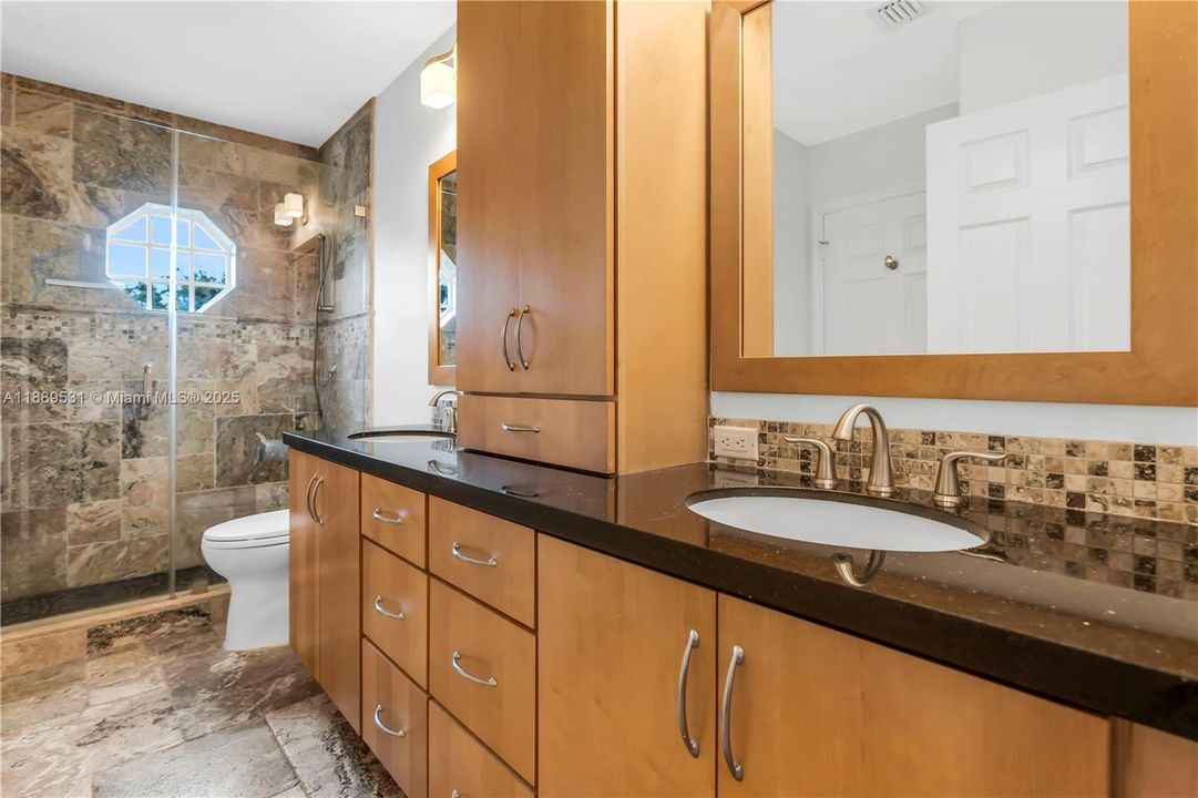 Activo con contrato: $930,000 (4 camas, 3 baños, 2870 Pies cuadrados)