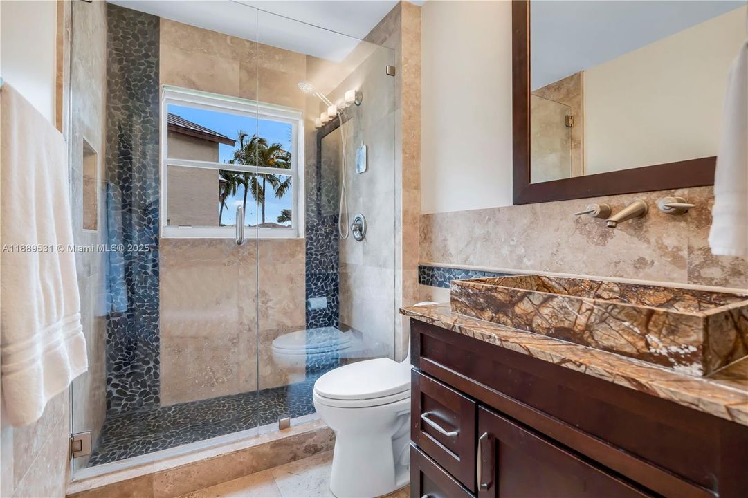 Activo con contrato: $930,000 (4 camas, 3 baños, 2870 Pies cuadrados)