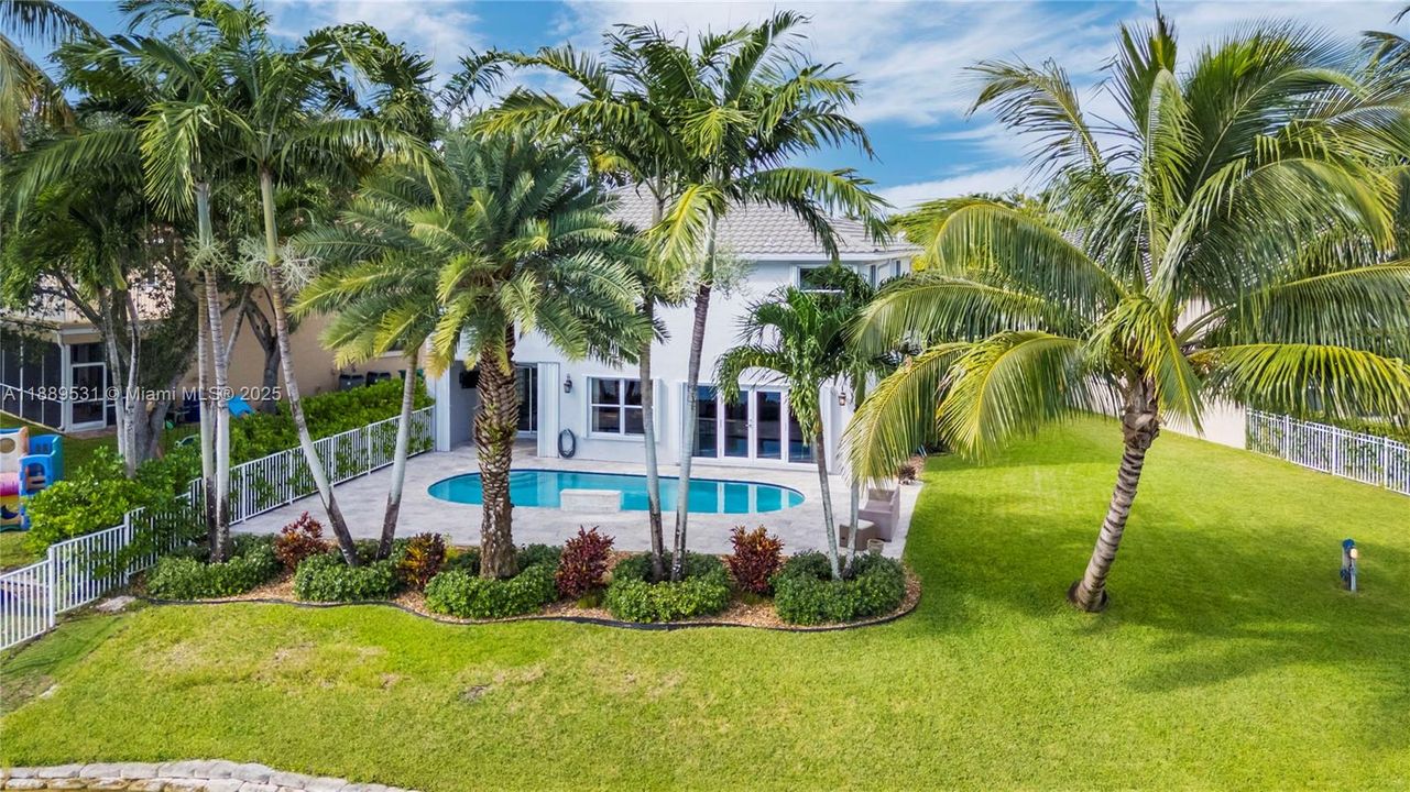 Activo con contrato: $930,000 (4 camas, 3 baños, 2870 Pies cuadrados)