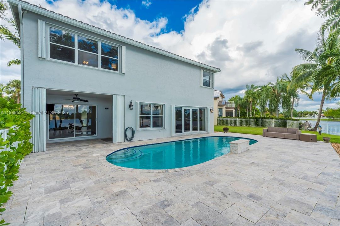 Activo con contrato: $930,000 (4 camas, 3 baños, 2870 Pies cuadrados)