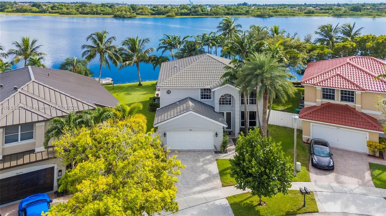 Activo con contrato: $930,000 (4 camas, 3 baños, 2870 Pies cuadrados)