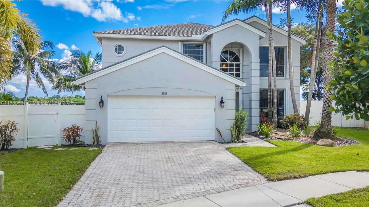 Activo con contrato: $930,000 (4 camas, 3 baños, 2870 Pies cuadrados)