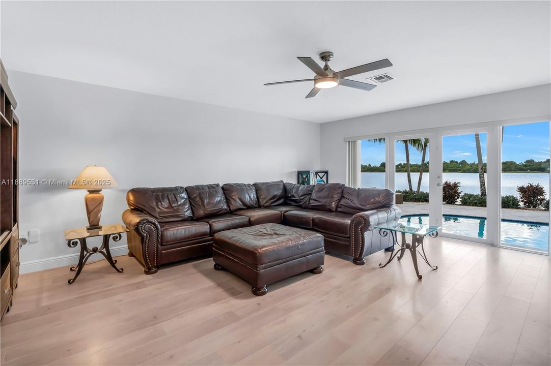 Activo con contrato: $930,000 (4 camas, 3 baños, 2870 Pies cuadrados)