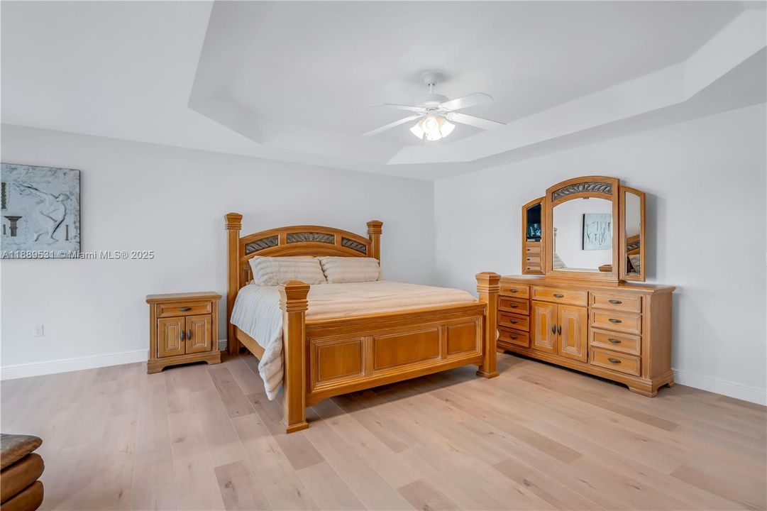 Activo con contrato: $930,000 (4 camas, 3 baños, 2870 Pies cuadrados)