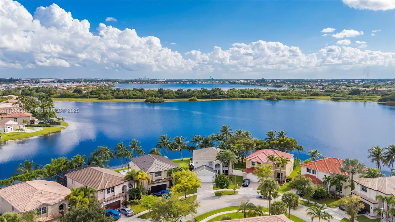 Activo con contrato: $930,000 (4 camas, 3 baños, 2870 Pies cuadrados)