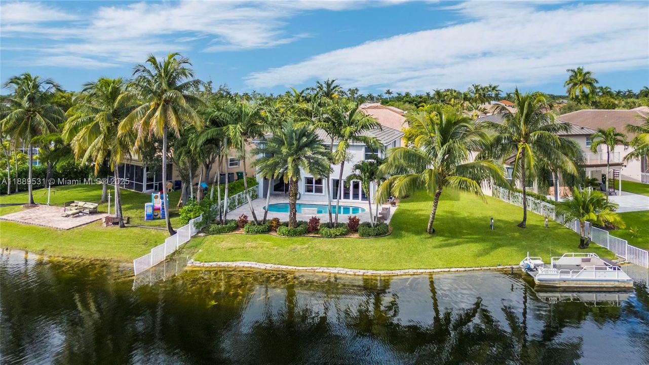 Activo con contrato: $930,000 (4 camas, 3 baños, 2870 Pies cuadrados)