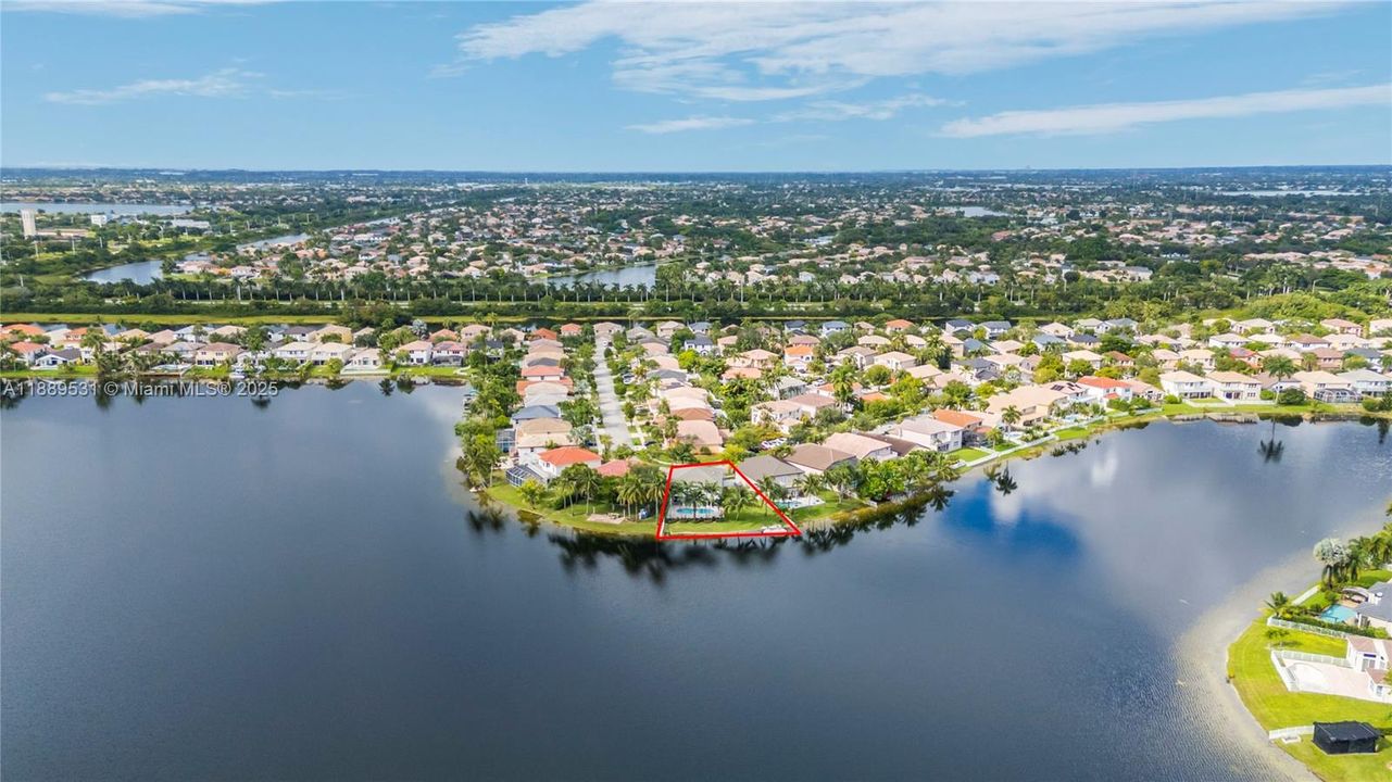 Activo con contrato: $930,000 (4 camas, 3 baños, 2870 Pies cuadrados)