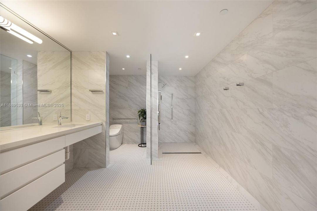 For Sale: $3,850,000 (3 beds, 2 baths, 2008 Square Feet)