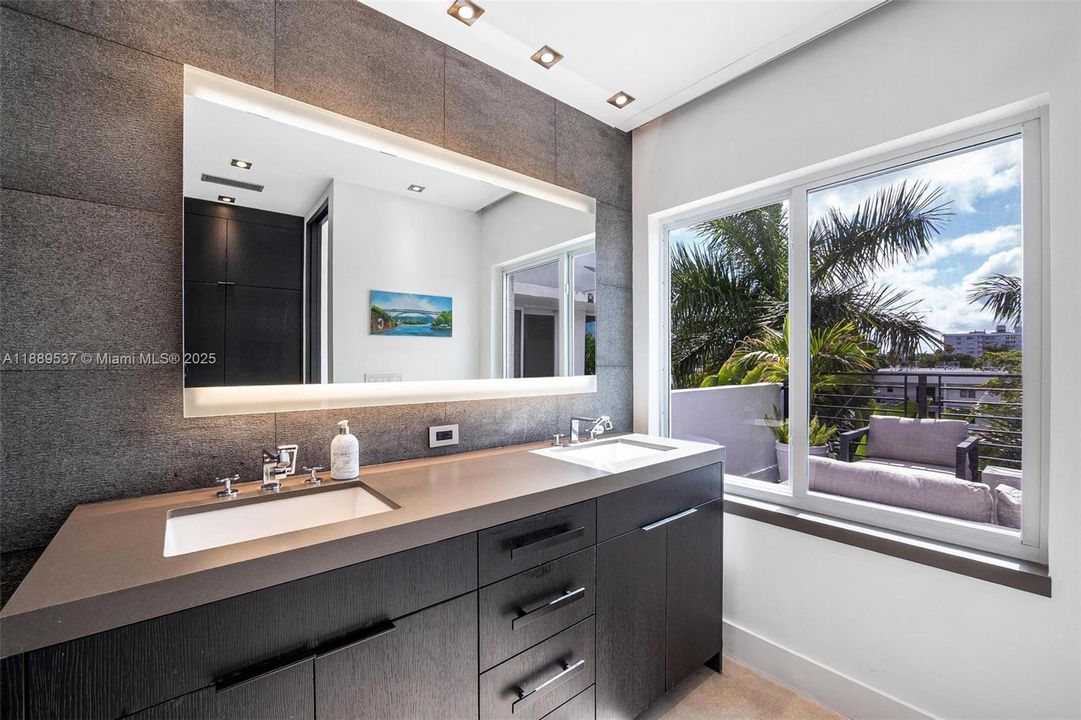 En Venta: $1,895,000 (4 camas, 3 baños, 2163 Pies cuadrados)